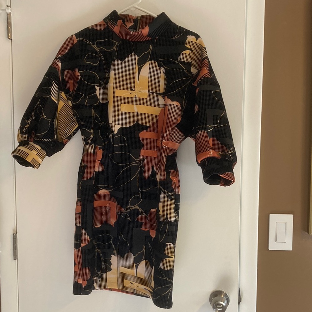 Blk, yellow, coral, dots & floral print.  Puckered sleeves, gold zipper  back